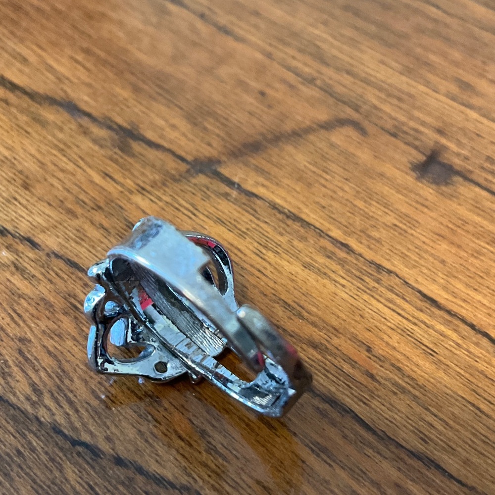 Elegant Silver Tone Ring - Picture 4 of 4